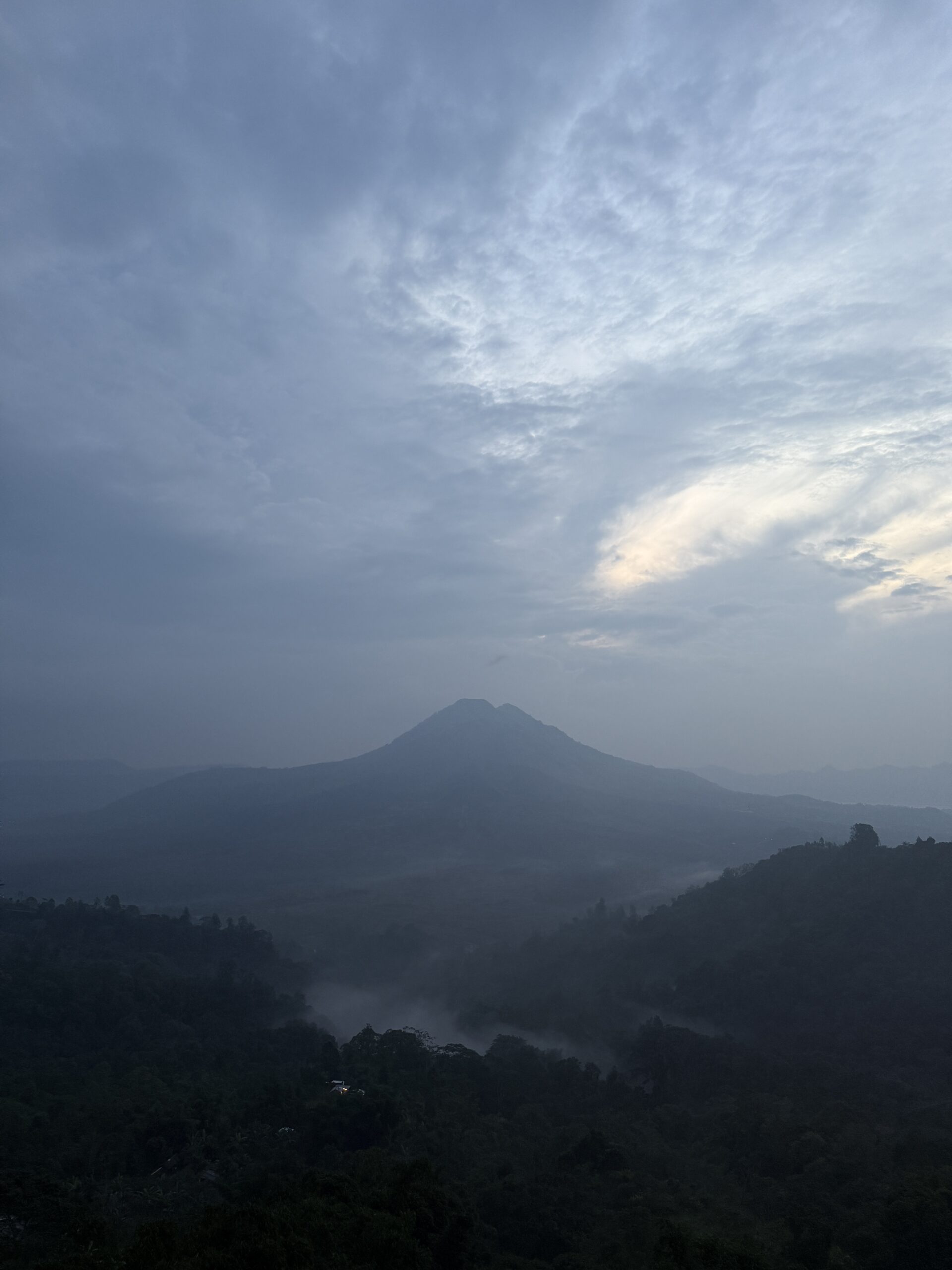 4 jours dans la montagne balinaise – entre brume, temples sacrés et… surprise macabre 🌧️